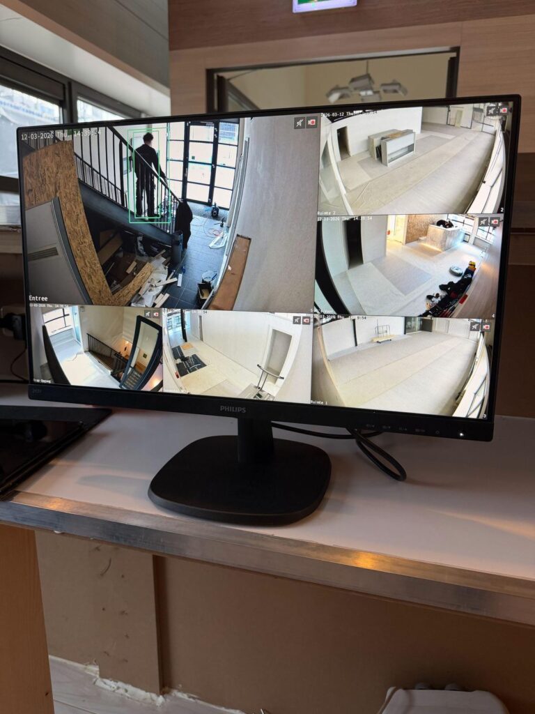Beeldscherm met zes camerabeelden, elk met een eigen naam zoals entree en trapopgang