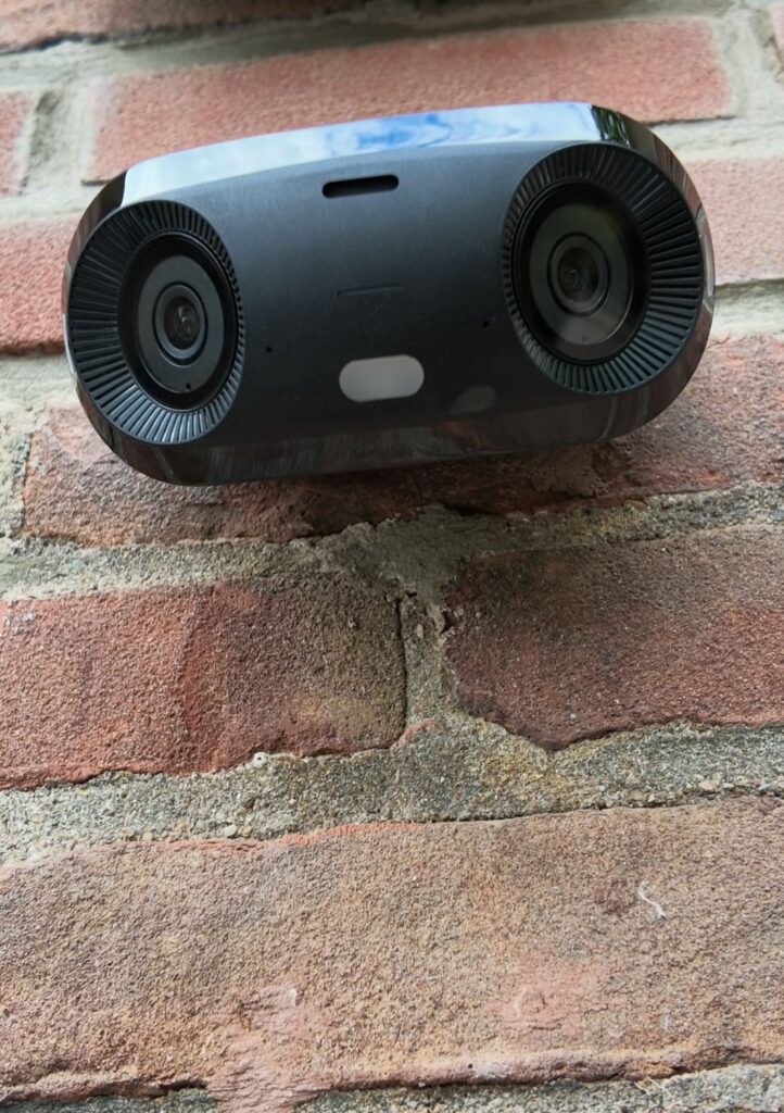 Camera met twee lenzen op een oude bakstenen gevel