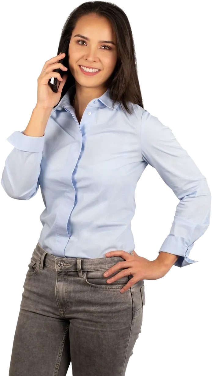 Eline Klaver in een lichtblauwe blouse, aan de telefoon