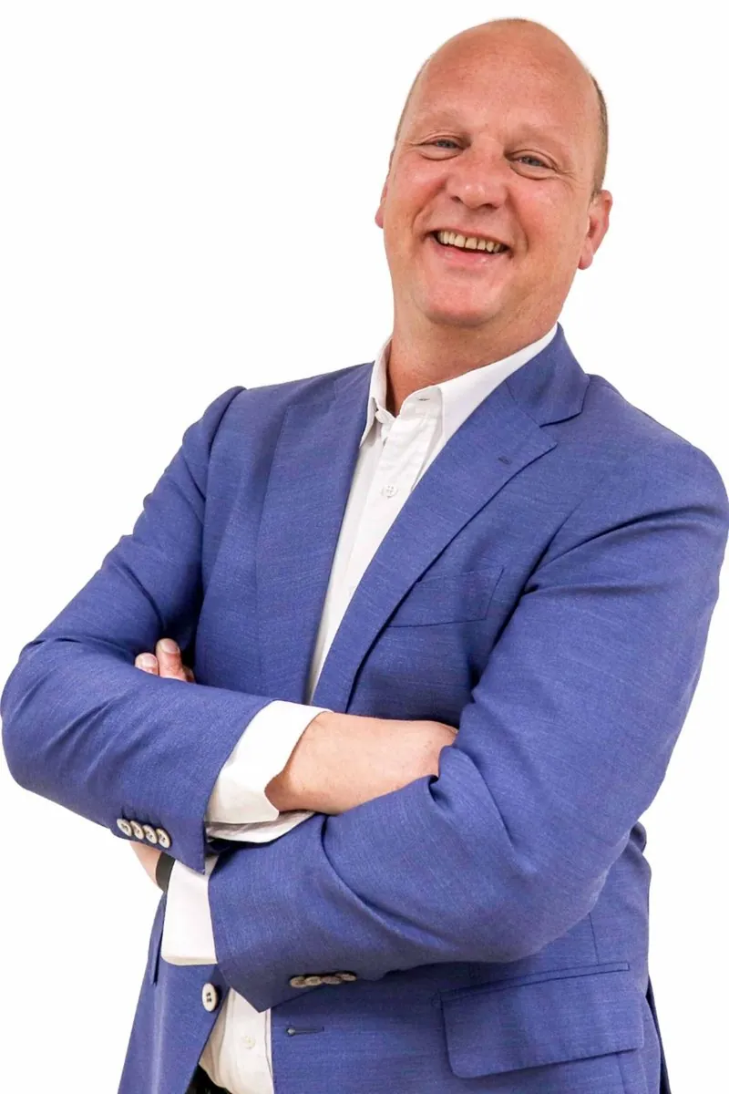 Koen van Fulpen, adviseur, in een blauw colbert