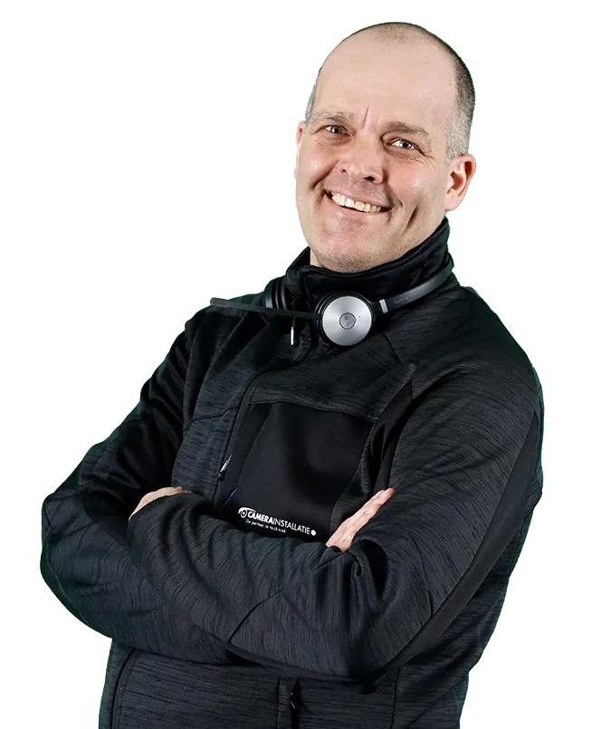 Sander Poiesz met een headset om de nek, armen over elkaar