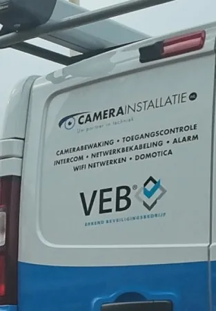 VEB-keurmerk op de zijkant van onze bedrijfsbus