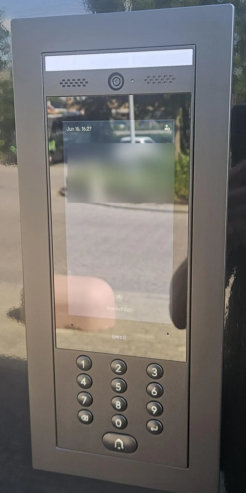 Video-intercom met scherm en cijfertoetsen bij de voordeur